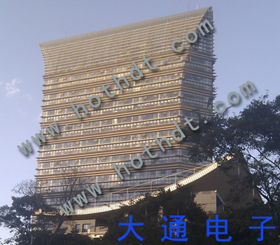 䰸